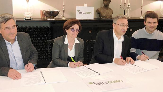 Éric Brault, président de la Scael (à g.), Christelle Minard, conseillère départementale, et Éric Thirouin, président de la chambre d’agriculture, lors de la signature des statuts de la SCIC. 