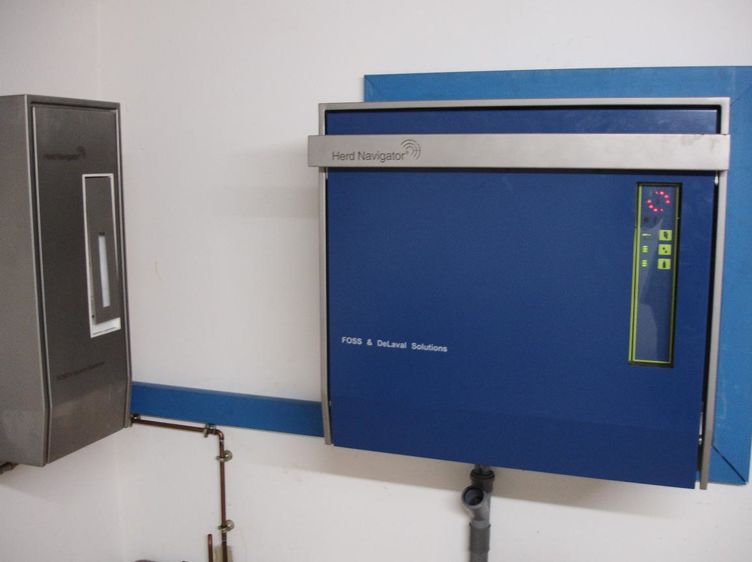 Le Herd Navigator collecte les échantillons de lait aux postes de traite et les envoie un par un à l'analyseur. Il fonctionne avec des réactifs que l'éleveur doit recharger régulièrement