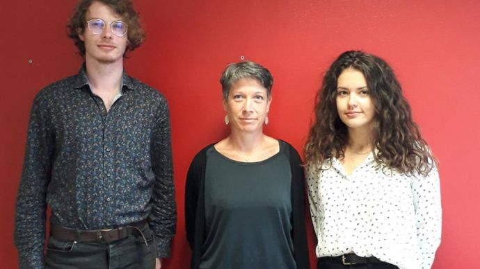 Emmanuelle Pelé, responsable formation d’Eureden, entourée par l’équipe de la plateforme digitale, Romain Simon et Caroline Lafficher.