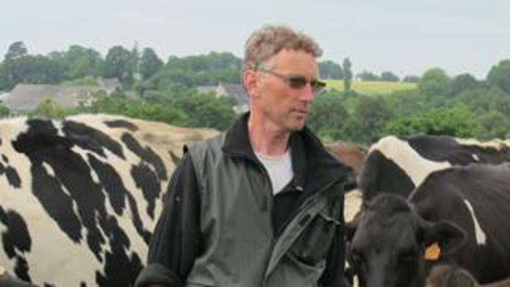 Accès. Chaque paddock ­possède une entrée et une sortie aménagées en V. Ce système, répandu en Irlande, réduit les effets du piétinement par temps humide. Il facilite aussi la ­circulation du troupeau qui se trouve plus rapidement dans l’axe du chemin.  P.L.C.