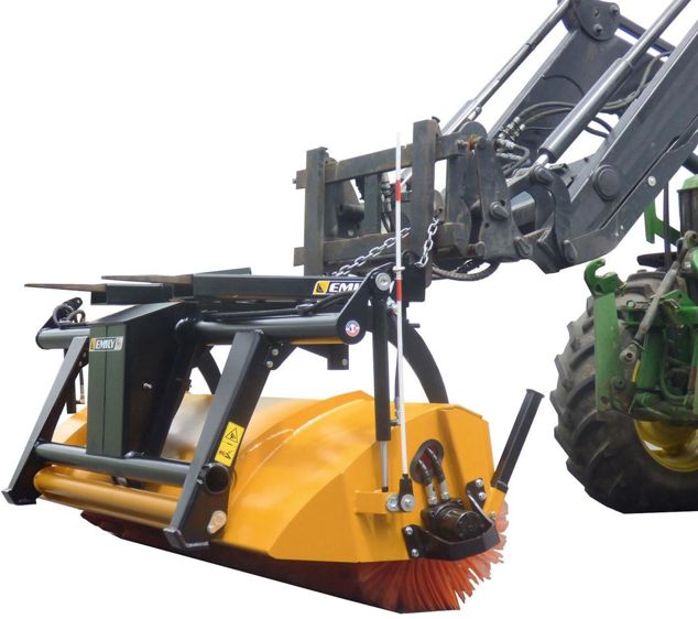 Quand le balai arrive en contact avec le sol, il se stabilise afin d'obtenir une pression constante de balayage. Cette pression permet de s'adapter aux irrégularités du terrain.