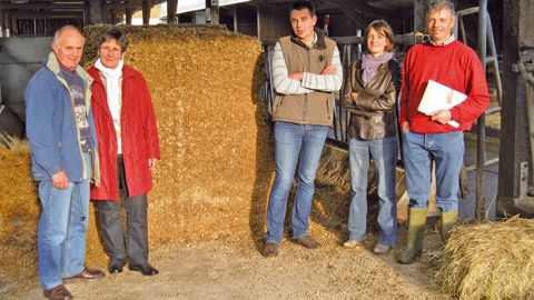 De gauche à droite : Joël, Jeannick, Damien Gaignard, sa compagne Patricia et Dominique Guérault, le technicien bâtiment de la fromagerie Bel.PHOTOS PLC