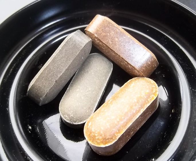 De forme oblongue et de petite taille (3,5 cm de long, 1,4 cm de large et 1 cm de haut), Vitabolux est aussi parfaitement adapté aux jeunes veaux et aux petits ruminants.