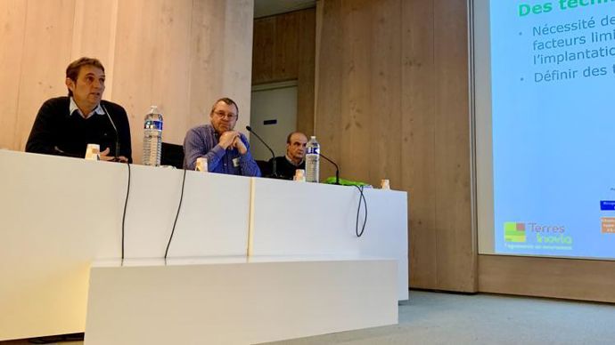 Fabrice Moulard, secrétaire de la Fop et agriculteur (à g.), et Jean-François Herbommez, responsable du programme protéagineux chez KWS group, ont présidé la table ronde, « de l’amont à l’aval, comment valoriser ces cultures ? », qui s’est déroulée lors du Carrefour pois et féverole, le mardi 22 novembre à Paris. © M. SOULE