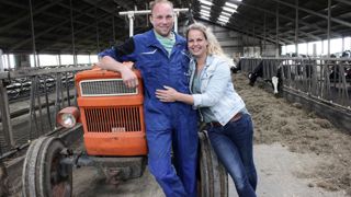 anne brehierTjebbe (le garçon) et Baukje Hettinga, éleveurs laitiers en Hollande dans leur étable anne brehierTjebbe (le garçon) et Baukje Hettinga, éleveurs laitiers en Hollande dans leur étable