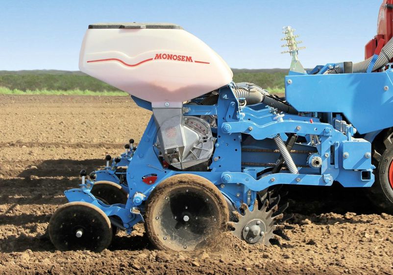 Au travail, les deux ressorts et l'amortisseur de ce nouveau parallélogramme permettent une mise en terre régulière.