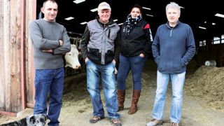 L'arrivée d'un quatrième associé sera l'une des prochaines évolutions au Gaec de la Crouzette. La structure regroupe depuis 2006 Jean-François Falcon (à droite), Éric Rispal (à gauche), et André Delrieu, dont la fille Océane pourrait prétendre à cette future installation. © M.R.-M. L'arrivée d'un quatrième associé sera l'une des prochaines évolutions au Gaec de la Crouzette. La structure regroupe depuis 2006 Jean-François Falcon (à droite), Éric Rispal (à gauche), et André Delrieu, dont la fille Océane pourrait prétendre à cette future installation. © M.R.-M.