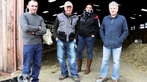 L'arrivée d'un quatrième associé sera l'une des prochaines évolutions au Gaec de la Crouzette. La structure regroupe depuis 2006 Jean-François Falcon (à droite), Éric Rispal (à gauche), et André Delrieu, dont la fille Océane pourrait prétendre à cette future installation. © M.R.-M.