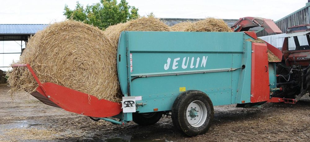 La pailleuse Sirius 90 de la gamme Jeulin peut charger trois bottes rondes à la fois. Le constructeur annonce un paillage allant jusqu'à dix-huit mètres. 