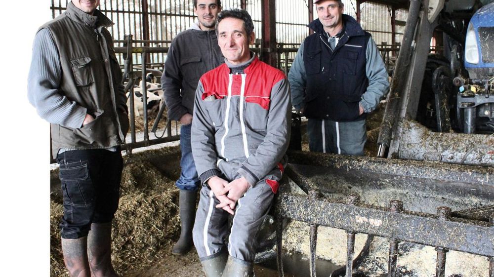 Bien qu'ayant chacun la responsabilité d'un atelier, Grégory (32 ans), Florian (26 ans), André (53 ans) et Louis-Marie (50 ans) tiennent à rester polyvalents et veillent aux conditions de travail et à la qualité de vie. Ils s'accordent trois week-ends de libre sur quatre à partir du samedi midi ainsi que deux semaines de vacances par an.PHOTOS © A;B; Bien qu'ayant chacun la responsabilité d'un atelier, Grégory (32 ans), Florian (26 ans), André (53 ans) et Louis-Marie (50 ans) tiennent à rester polyvalents et veillent aux conditions de travail et à la qualité de vie. Ils s'accordent trois week-ends de libre sur quatre à partir du samedi midi ainsi que deux semaines de vacances par an.PHOTOS © A;B;