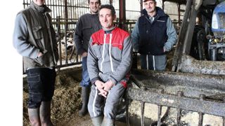 Bien qu'ayant chacun la responsabilité d'un atelier, Grégory (32 ans), Florian (26 ans), André (53 ans) et Louis-Marie (50 ans) tiennent à rester polyvalents et veillent aux conditions de travail et à la qualité de vie. Ils s'accordent trois week-ends de libre sur quatre à partir du samedi midi ainsi que deux semaines de vacances par an.PHOTOS © A;B; Bien qu'ayant chacun la responsabilité d'un atelier, Grégory (32 ans), Florian (26 ans), André (53 ans) et Louis-Marie (50 ans) tiennent à rester polyvalents et veillent aux conditions de travail et à la qualité de vie. Ils s'accordent trois week-ends de libre sur quatre à partir du samedi midi ainsi que deux semaines de vacances par an.PHOTOS © A;B;