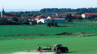 Le plan Ecophyto prévoit d'abaisser l'usage des pesticides de 50 % d'ici à 2018. Reste à déterminer les types de produits, les productions, voire les régions qui seront les plus ciblés.© CLAUDIUS THIRIET Le plan Ecophyto prévoit d'abaisser l'usage des pesticides de 50 % d'ici à 2018. Reste à déterminer les types de produits, les productions, voire les régions qui seront les plus ciblés.© CLAUDIUS THIRIET