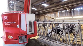 Lely Vector est muni de capteurs à ultrasons qui lui permettent de suivre la table d'alimentation à une distance des cornadis programmée.PHOTOS © C.H. Lely Vector est muni de capteurs à ultrasons qui lui permettent de suivre la table d'alimentation à une distance des cornadis programmée.PHOTOS © C.H.