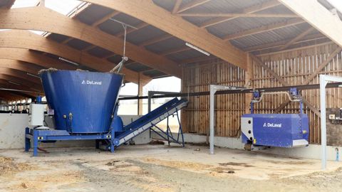 L'espace « cuisine », avec la mélangeuse (12 m3) en poste fi xe et le wagon distributeur OTS 100 sur son rail. L'éleveur charge lui-même les éléments de la ration.PHOTOS © D.G.