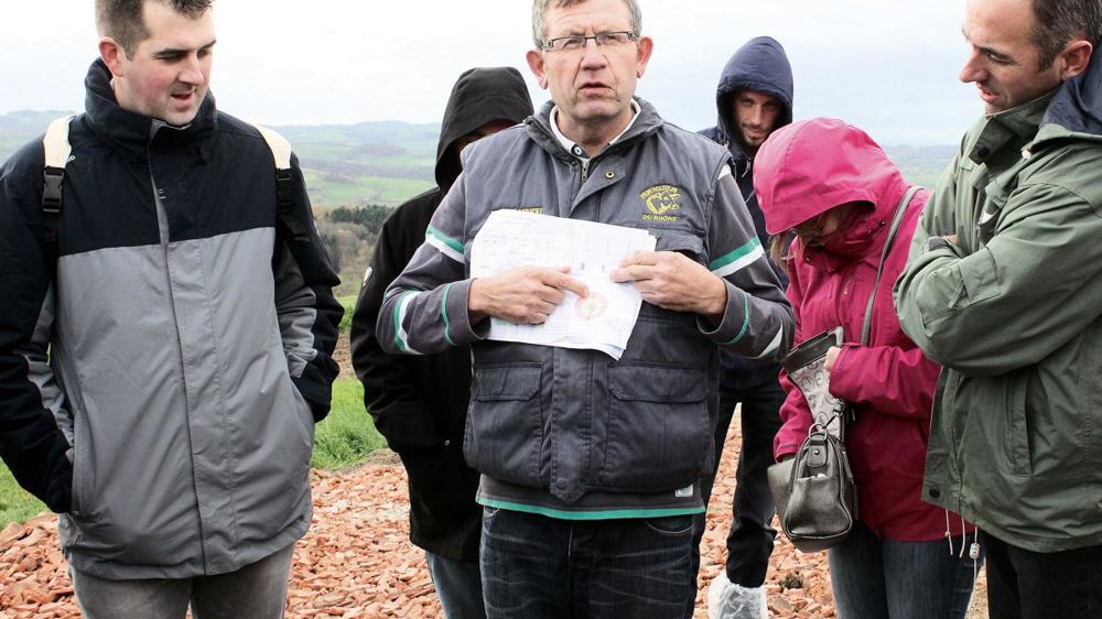 Michel Viricel montre ses bons résultats Écolait à un groupe d'éleveurs de différentes régions françaises réunis par le BTPL. Michel Viricel montre ses bons résultats Écolait à un groupe d'éleveurs de différentes régions françaises réunis par le BTPL.