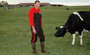 Pour sortir du bâtiment et accéder à leur pâture, les vaches de Sylvain Renault doivent obligatoirement passer par le robot, après lequel elles trouvent un point d'abreuvement. © CATHERINE REGNARD Pour sortir du bâtiment et accéder à leur pâture, les vaches de Sylvain Renault doivent obligatoirement passer par le robot, après lequel elles trouvent un point d'abreuvement. © CATHERINE REGNARD