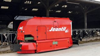 Le chariot est guidé par un câble électrique enterré qui lui permet de desservir facilement plusieurs bâtiments. Il dispose d'une capacité de 4 m3 et d'un système de pesage pour contrôler les quantités distribuées. Le chariot est guidé par un câble électrique enterré qui lui permet de desservir facilement plusieurs bâtiments. Il dispose d'une capacité de 4 m3 et d'un système de pesage pour contrôler les quantités distribuées.