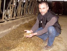 Mathieu Taveau apprécie le suivi global des élevages, qui permet d'aller bien au-delà de la simple vente de médicaments.© P.L.C. Mathieu Taveau apprécie le suivi global des élevages, qui permet d'aller bien au-delà de la simple vente de médicaments.© P.L.C.