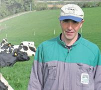 Jérôme Daniel (à droite) et Pascal Goulaouic, formateur en production laitière, ont appris à maîtriser l'homéopathie afin de limiter l'usage des antibiotiques et de réduire le nombre de pathologies.© P.L.C. Jérôme Daniel (à droite) et Pascal Goulaouic, formateur en production laitière, ont appris à maîtriser l'homéopathie afin de limiter l'usage des antibiotiques et de réduire le nombre de pathologies.© P.L.C.