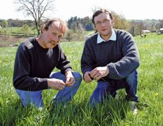 « L'avancement des pratiques de fauche a favorisé les graminées, le ray-grass en particulier », constate Michel Vergnol (à gauche) en compagnie d'Alexandre Riocourt, le conseiller élevage de l'exploitation, ici le 13 avril dans sa prairie ensilée un mois plus tard.© ANNE BRÉHIER « L'avancement des pratiques de fauche a favorisé les graminées, le ray-grass en particulier », constate Michel Vergnol (à gauche) en compagnie d'Alexandre Riocourt, le conseiller élevage de l'exploitation, ici le 13 avril dans sa prairie ensilée un mois plus tard.© ANNE BRÉHIER