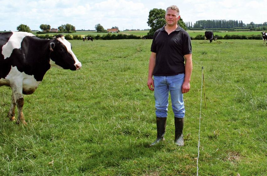 La conduite en deux lots n'interdit pas le pâturage. Un seul fil électrique orienté d'un côté ou de l'autre dirige les animaux vers leur paddock respectif.© D.G. La conduite en deux lots n'interdit pas le pâturage. Un seul fil électrique orienté d'un côté ou de l'autre dirige les animaux vers leur paddock respectif.© D.G.