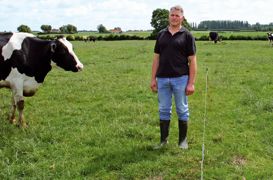 La conduite en deux lots n'interdit pas le pâturage. Un seul fil électrique orienté d'un côté ou de l'autre dirige les animaux vers leur paddock respectif.© D.G. La conduite en deux lots n'interdit pas le pâturage. Un seul fil électrique orienté d'un côté ou de l'autre dirige les animaux vers leur paddock respectif.© D.G.