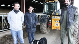 David et Katia Reynaud sont associés à Nicolas Maloyer. Ils ont choisi de se spécialiser en lait, en montant progressivement en volume sur la base d'un système pâturant et économe. PHOTOS © A.B. David et Katia Reynaud sont associés à Nicolas Maloyer. Ils ont choisi de se spécialiser en lait, en montant progressivement en volume sur la base d'un système pâturant et économe. PHOTOS © A.B.