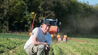 Bertrand Duvernois, expérimenté en semis direct sur 300 ha en sols argilo-limoneux, souhaite passer progressivement en couverts permanents sur toutes les parcelles. © RAPHAEL HELLE Bertrand Duvernois, expérimenté en semis direct sur 300 ha en sols argilo-limoneux, souhaite passer progressivement en couverts permanents sur toutes les parcelles. © RAPHAEL HELLE