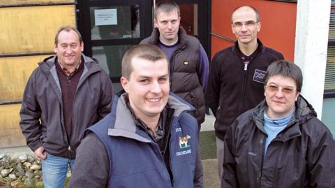Plusieurs conseillers ont oeuvré pour aider Richard Myotte (au premier plan) à recadrer sa distribution de concentrés. De droite à gauche, Fabienne Viprey du CER France Doubs, Jean-Paul Roumet de la chambre d'agriculture, et Christophe Jacquin du contrôle laitier. Même son vendeur d'aliments, Francis Bourdin, y a été associé. - « Avoir en face de moi des conseillers sur la même longueur d'onde m'a aidé à me convaincre de recoler mes pratiques », explique l'éleveur.© J.-M. V.