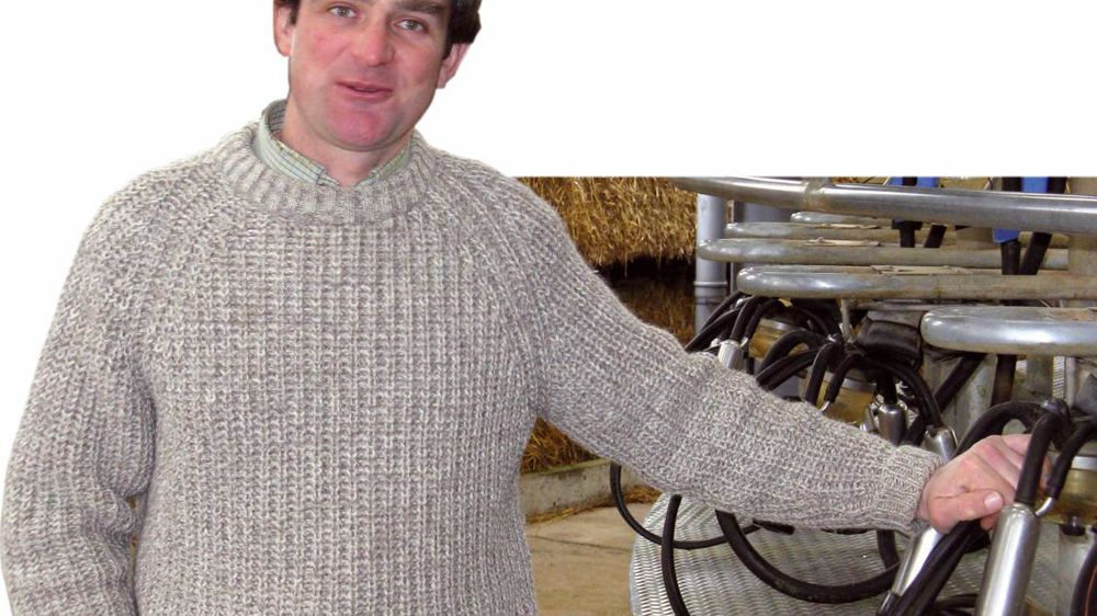 - L'EXPLOITATION - À Oxon, près d'Oxford. - Membre du réseau EDF. - Andrew, 5 salariés à plein temps et 2 salariés à temps partiel. - 600 vaches holsteins néo-zélandaises. - 2 Ml de quota, 4 Ml produits. - 7 000 l de lait par vache à 4,1 de TB et 3,5 de TA. - 345 ha dont 200 ha d'herbe, 100 ha de maïs, 30 ha de blé et 15 ha d'orge - L'EXPLOITATION - À Oxon, près d'Oxford. - Membre du réseau EDF. - Andrew, 5 salariés à plein temps et 2 salariés à temps partiel. - 600 vaches holsteins néo-zélandaises. - 2 Ml de quota, 4 Ml produits. - 7 000 l de lait par vache à 4,1 de TB et 3,5 de TA. - 345 ha dont 200 ha d'herbe, 100 ha de maïs, 30 ha de blé et 15 ha d'orge