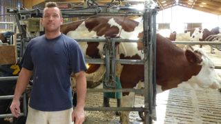 Jean-Baptiste Girard programme le parage fonctionnel annuel du troupeau et, en cours d'exercice, n'hésite pas à intervenir sur les animaux à problème. Ses besoins en zéro pâturage sont de 1,5 parage/VL/an, soit six séances par an avec le pédicure.© J.P. Jean-Baptiste Girard programme le parage fonctionnel annuel du troupeau et, en cours d'exercice, n'hésite pas à intervenir sur les animaux à problème. Ses besoins en zéro pâturage sont de 1,5 parage/VL/an, soit six séances par an avec le pédicure.© J.P.