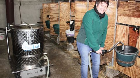 Grâce à un taxi-lait à avancement et distribution électriques, Maryline Berson s'est affranchie de la corvée des seaux à porter. Une télécommande est intégrée dans la poignée du pistolet doseur. L'utilisateur choisit pour chaque veau la quantité à distribuer. L'EXPLOITATION : À Maisoncelles-du-Maine (Mayenne). Gaec à 4 associés et 1 salarié. 90 vaches prim'holsteins. Ateliers porcs et poulets.© D.L.
