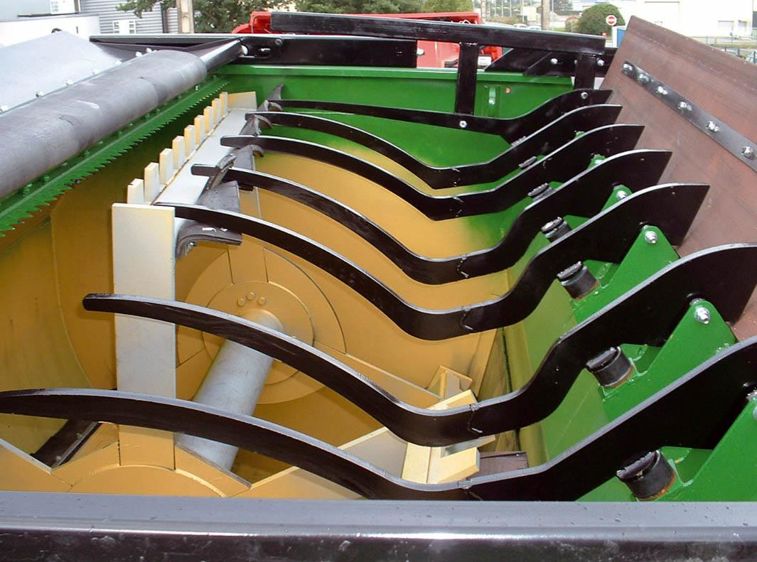 Les doigts incurvés permettent au rotor de mieux attaquer les balles de fourrage pour faciliter leur déroulement.