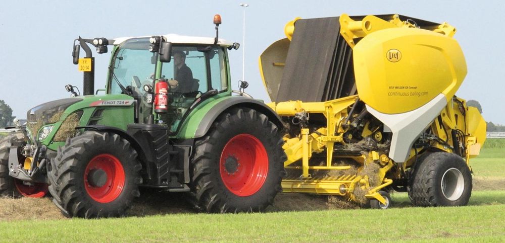 Le concept de pressage en continu Lely promet des débits supérieurs à 100 balles/heure. Il requiert une puissance de traction de 170 ch. Pour en savoir plus sur le fonctionnement, voir le site internet : continuousbaling.com/fr