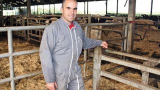 « J'utilise la balayeuse généralement une fois par jour, pendant la traite du matin », explique Mickaël Hayault. L'EXPLOITATION : Au Poiré-sur-Vie (Vendée). Cinqassociés et un salarié. 160 vaches prim'holsteins. 1,6 Ml de lait produit.PHOTOS © D.L. « J'utilise la balayeuse généralement une fois par jour, pendant la traite du matin », explique Mickaël Hayault. L'EXPLOITATION : Au Poiré-sur-Vie (Vendée). Cinqassociés et un salarié. 160 vaches prim'holsteins. 1,6 Ml de lait produit.PHOTOS © D.L.