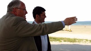 Philippe Prigent et Jean-Claude Lamandée, sur la plage de Saint- Michel-en-Grève. Philippe Prigent et Jean-Claude Lamandée, sur la plage de Saint- Michel-en-Grève.