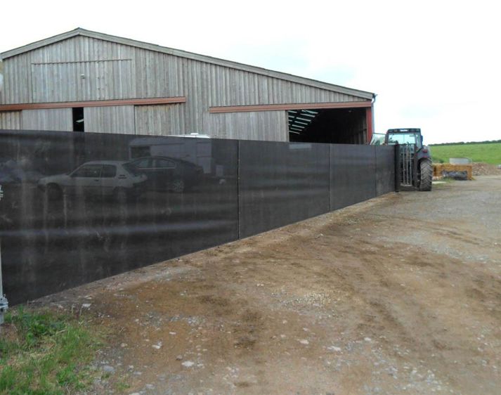 Le filet se déroule à l'horizontale et se tend en position verticale grâce à un treuil qui assure aussi l'enroulement rapide du filet.