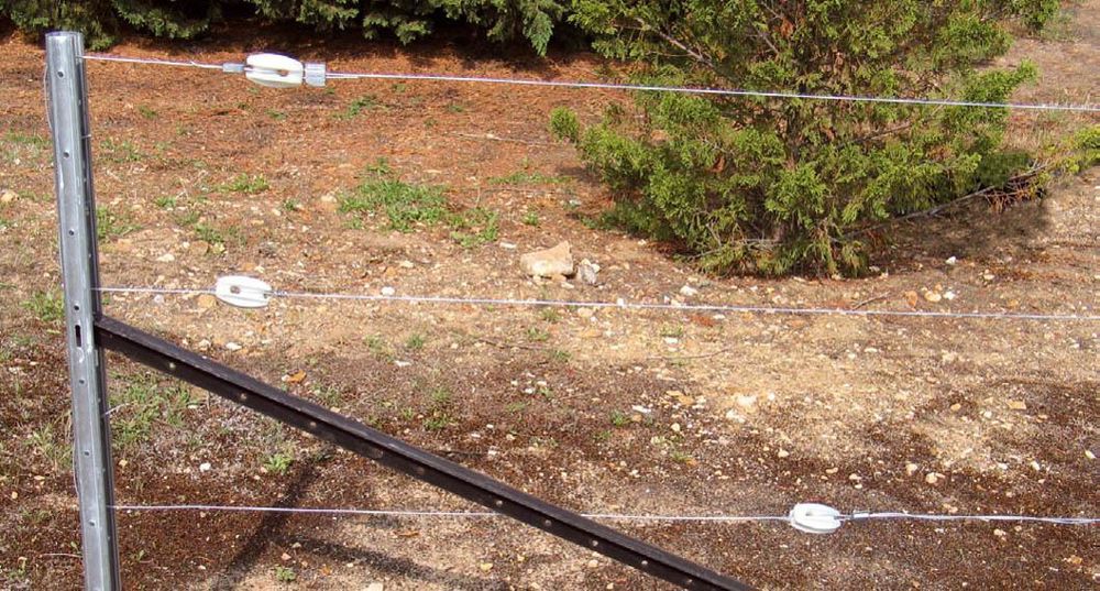 Le principe du piquet d'angle est innovant : il utilise le piquet de ligne en forme de Y comme jambe de force. Celui-ci se clipse sur le piquet de départ en forme de W.