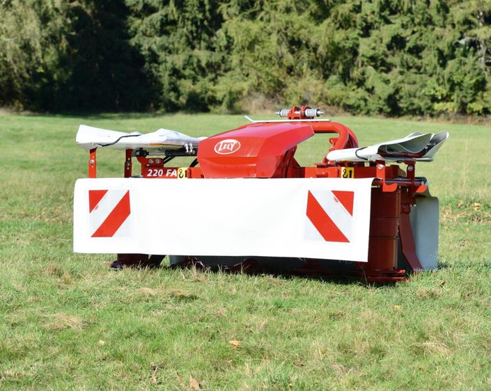 Avec une largeur de fauche de 2,20 m et un poids de 390 kg, cette faucheuse est adaptée aux pentes.