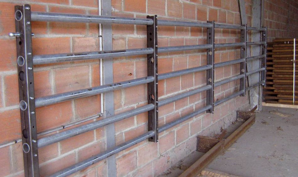 Un montant de barrière universel a été conçu. Il sert de montant et d'entretoise. Il se présente sous la forme de deux demi-montants en forme de U où s'insèrent les longerons tubulaires.