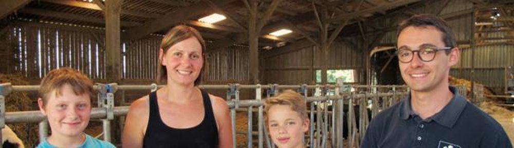 Virginie Jounot, son fils Thomas (à g.), son neveu Elouan (à dr.), et  Fabien Vaillant, conseiller d’élevage à BCEL Ouest.c.ruelle