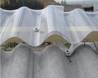Deux formats de lanterneaux disponibles : ailes de 1 000 mm pour trémies entre 1 360 et 1 750 ou de 1 800 mm pour trémies de 3 000 et 3 400 mm.