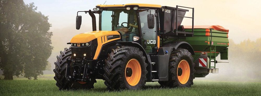 La nouvelle cabine offre plus d'espace, de visibilité et de confort. Elle intègre en option un toit vitré, un compartiment réfrigéré, une connectique MP3, et un siège haut de gamme chauffant.