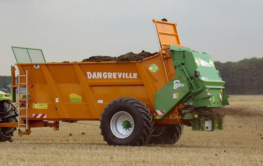 Le système du suivi de contour repose sur un contrôle simultané de l'ouverture de la porte et de la vitesse du fond mouvant, par le boîtier de contrôle Epandix 8700 embarqué.