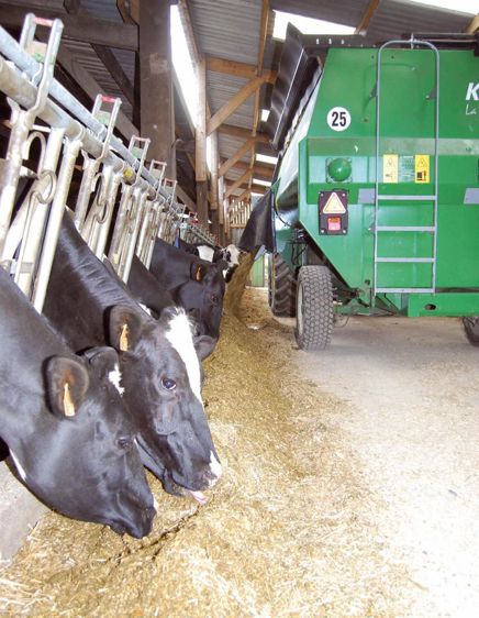 Le chargement et le mélange de la ration sont optimisés pour chaque catégorie d'aliments via une base de données internet.