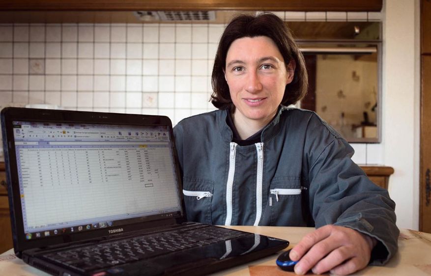 Isabelle Dubois établit ses prévisions de production de lait sur le tableur qu'elle a créé.©D. PAILLARD Isabelle Dubois établit ses prévisions de production de lait sur le tableur qu'elle a créé.©D. PAILLARD