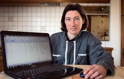 Isabelle Dubois établit ses prévisions de production de lait sur le tableur qu'elle a créé.©D. PAILLARD