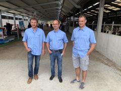 L’équipe. Bruno, Erwan et Ludovic devant l’extension du bâtiment qui permettra à l’exploitation d’atteindre 290 vaches laitières, cela sans augmenter la SAU.
© d.gremy
L’équipe. Bruno, Erwan et Ludovic devant l’extension du bâtiment qui permettra à l’exploitation d’atteindre 290 vaches laitières, cela sans augmenter la SAU.
© d.gremy