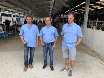 
						L’équipe. Bruno, Erwan et Ludovic devant l’extension du bâtiment  qui permettra à l’exploitation d’atteindre 290 vaches laitières, cela sans augmenter la SAU.
							© d.gremy