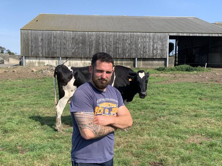 
						Matthieu Merceur était salarié d’une ETA et ne trouvait pas de ferme pour s’installer, quand il a rencontré Lionel Berder qui, lui, souhaitait alléger sa charge de travail. 
							© P. Le Cann